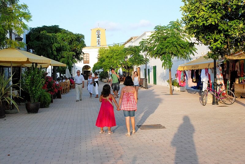 eating outside at Santa Gertrudis de Fruta 